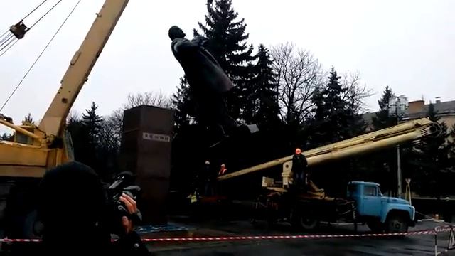 В Жёлтых Водах демонтирован памятник Ленину смотреть онлайн