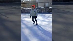 КАК НАУЧИТЬСЯ КАТАТЬСЯ ЗАДОМ НА КОНЬКАХ!ПЕРВОЕ ВИДЕО