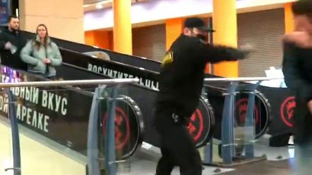 угарный прикол с охранником смотреть онлайн