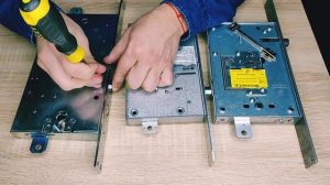 как перевернуть защелку в замке ?