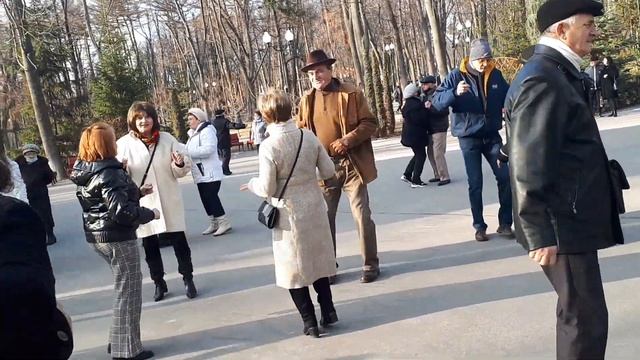 Ты меня свела с ума!!!Танцы в парке Горького.март 2921. смотреть онлайн