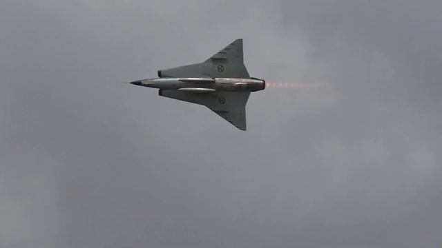 SAAB 35 Draken Airshow Performance - Big Afterburner!