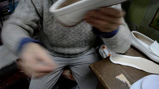 Обувь ручной работы. Мокасины. Стелька - последняя процедура в изготовлении обуви. смотреть онлайн