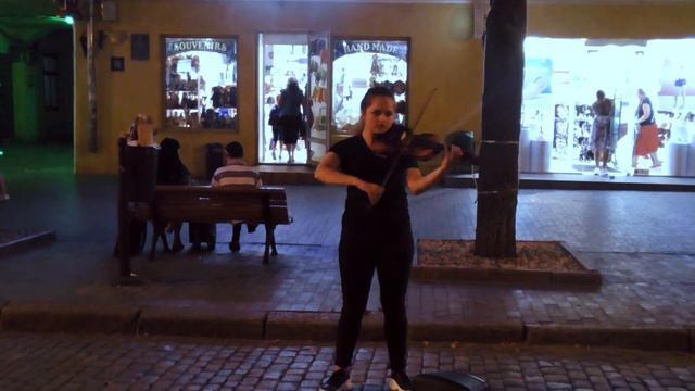 Одеса, Дерибасівська, дівчинка грає на скрипці / Girl playing violin, Odessa смотреть онлайн