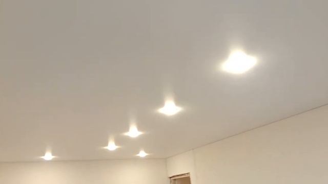 Натяжной потолок в зале. Белый матовый. смотреть онлайн