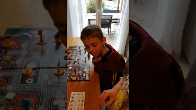 Inès et Gabriel testent "Cluedo junior" смотреть онлайн