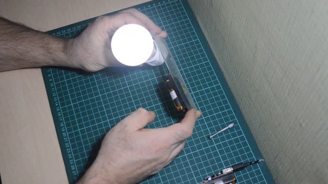 Включаем лампу на 230В от одной пальчиковой батарейки на 1,5В смотреть онлайн