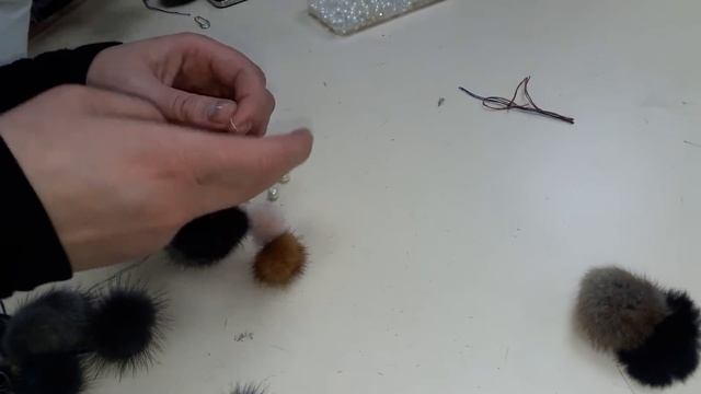 УРОК. как сделать Брошки с мехом и бусинками. смотреть онлайн