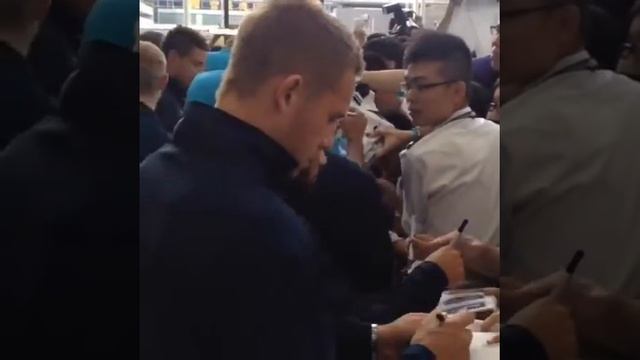 Игроки раздают автографы смотреть онлайн