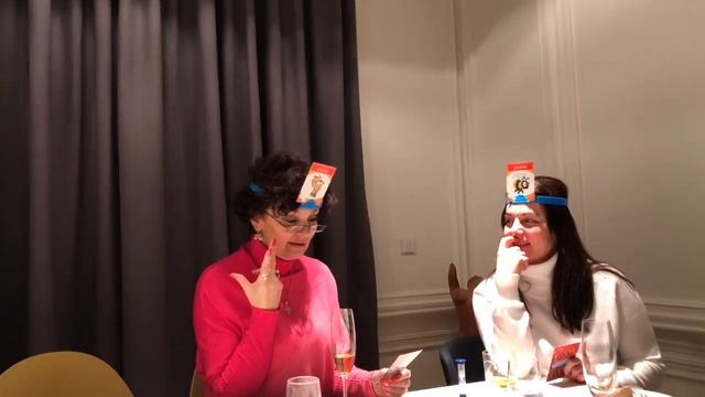 Black's Family: Игра Угадай Кто ты? | игры с друзьями | Hedbanz for kids смотреть онлайн