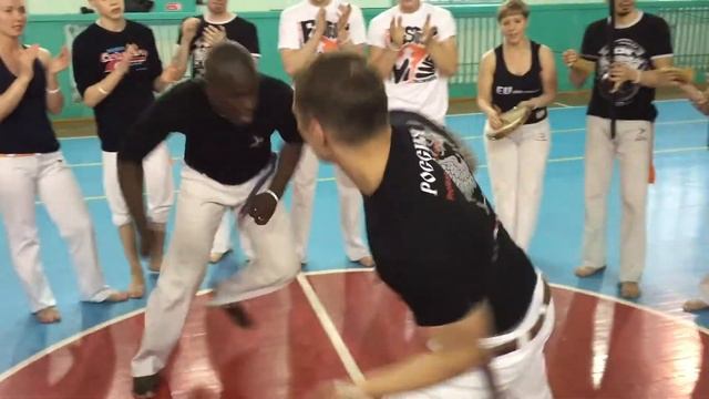 Professor Cicatriz Capoeira Camara jogo com instrutor Dublê Mundo Capoeira смотреть онлайн