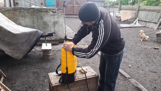 Опрыскиватель аккумуляторный Champion SA16 Обзор и работа на огороде. смотреть онлайн