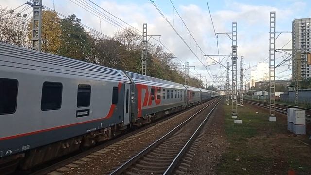 Электровоз ЧС6-006 с фирменным поездом №003 