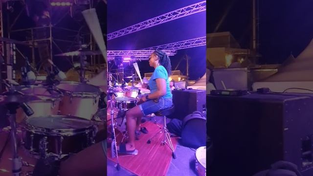 Sass at soundcheck playing Terri Lyons (Throw back ting) смотреть онлайн