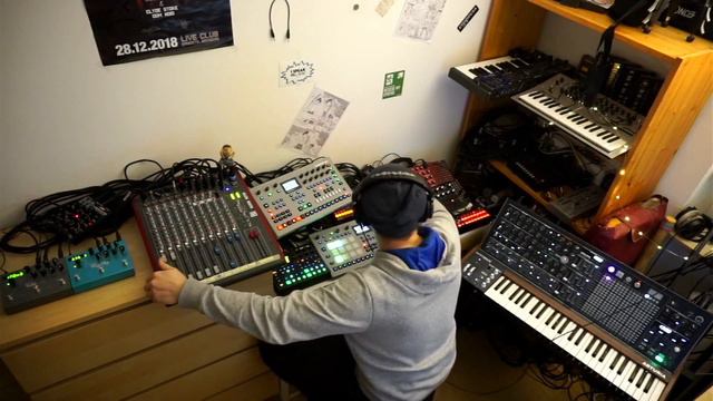 52 min. Techno Set with Matrixbrute, Analog Four, Analog Rytm, Digitakt, DB-01, DFAM, Neutron, SQ-1 смотреть онлайн