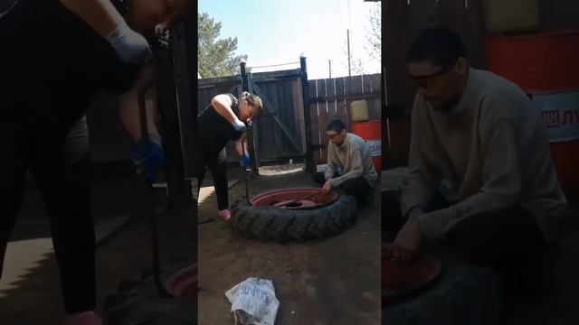я заставил жену бартировать колесо на трактор т- 16м. смотреть онлайн