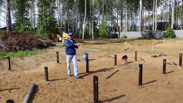 Фундамент на винтовых сваях. На одном ровном участке сваи разной длинны. От 2,5 м до 8 м. Почему? смотреть онлайн