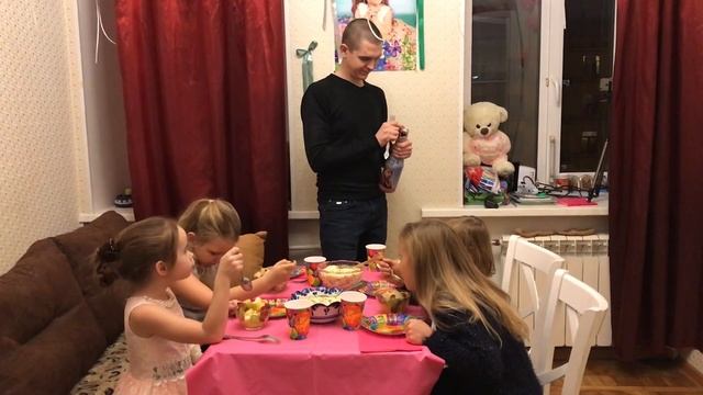Внезапный сюрприз, крутой день рождения для дочки! смотреть онлайн