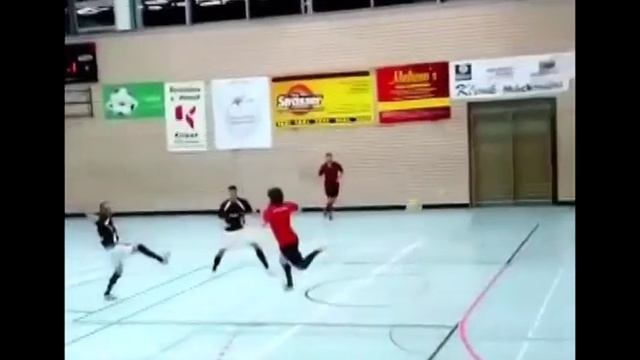 Невероятный гол в футзале! смотреть онлайн