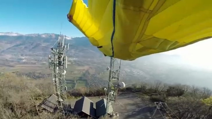 В вингсьюте между двух вышек смотреть онлайн
