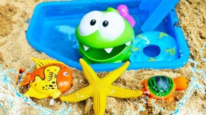 Ам Ням расстроен! Видео для детей про игрушки Грузовичок Лева и Ам Ням - Игры в песке