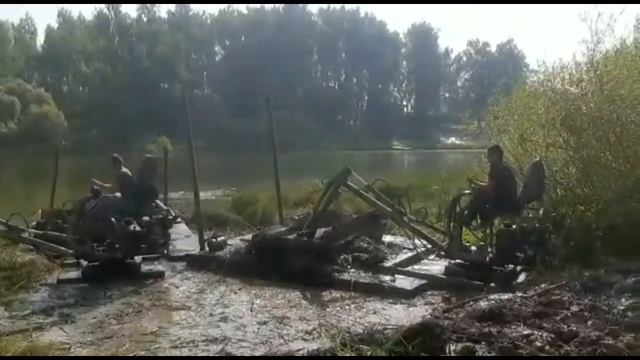 Очистка пляжной зоны от водной растительности плавающими экскаваторами. смотреть онлайн