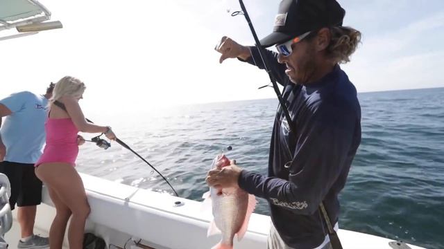 Девушка впервые ловит рыбу /Girls First Time Fishing In Florida