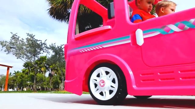 Vlad e Nikita andam no carro da Barbie para acampar смотреть онлайн
