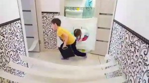 Подвижные игры дома // 5 весёлых игр с детьми.