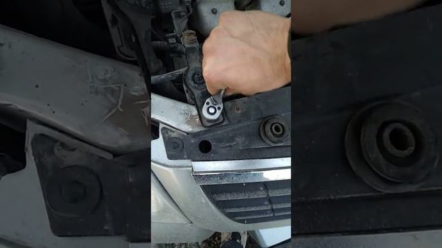 Замена верхней подушки радиатора Nissan Almera Classic часть 2 смотреть онлайн