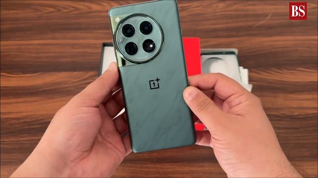 OnePlus 12: Unboxing and first look at premium phone with Hasselblad camera смотреть онлайн
