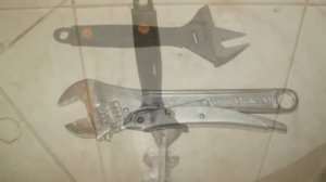 Сантехника. Как выкрутить обломок резьбы крана.