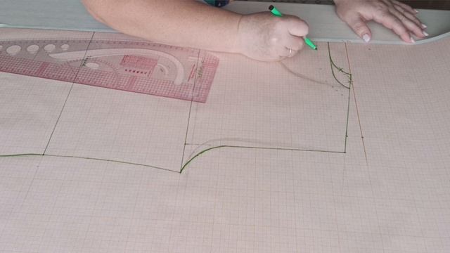 Простой способ построения выкройки футболки. Можно строить сразу на ткани. смотреть онлайн