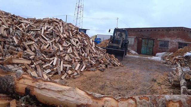 Работа трактора МТЗ 80 с фронтальным погрузчиком Metal Fach T219 на заготовке дров. смотреть онлайн