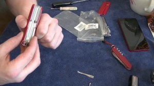 Victorinox меняем накладки, добавляем ручку, чистим, смазываем.