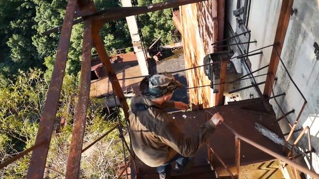 Проникли в ЗАБРОШЕННЫЙ РЕАКТОР Чернобыльской АЭС. Нашел останки МУТАНТА в лесу в Чернобыле смотреть онлайн