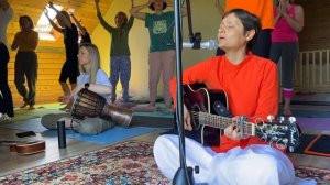 И даже горы танцуют - киртан Baba Nam Kevalam