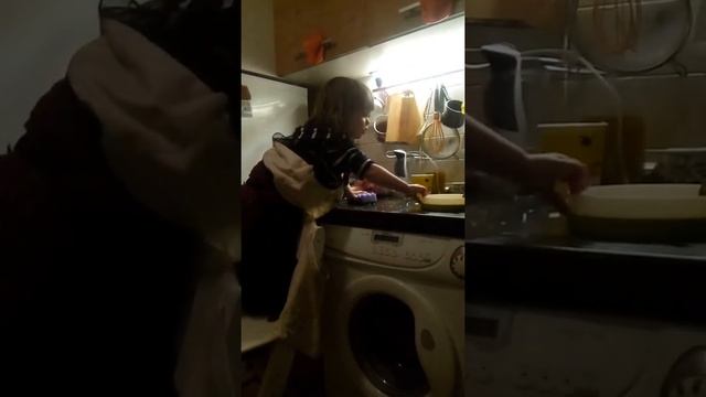 Варя моет посуду. смотреть онлайн