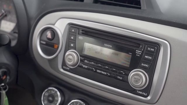 2013 Toyota Yaris LE - Walk Around смотреть онлайн