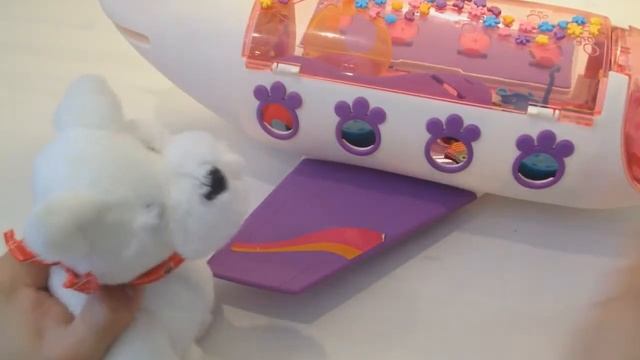 МИШКА БАРНИЗ ИГРАЕТ В НОВЫЕ ИГРУШКИ, мини зверята на самолете для девочек, машинка для мальчиков! смотреть онлайн