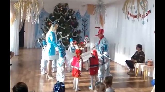 Новогодние танцы и песни малышей смотреть онлайн