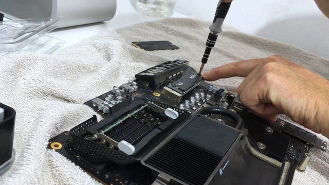 iMac 2017 5k 27 pollici Sostituzione Fusion Drive SSD da 4TB aggiornamento CPU con i7 e 64Gb di RAM смотреть онлайн