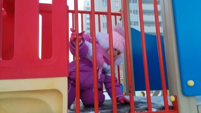 Зимние забавы для детей/ Катаемся с горок / Winter fun for children. Ride down from the snowy hills смотреть онлайн