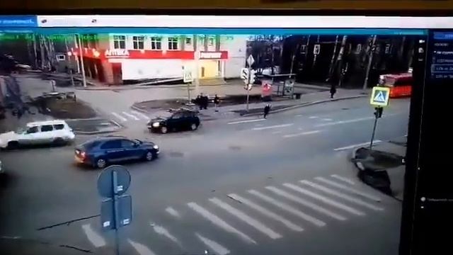 В Архангельске мужик на "Тойота Прадо" наехал на парня 2002 года рождения. смотреть онлайн