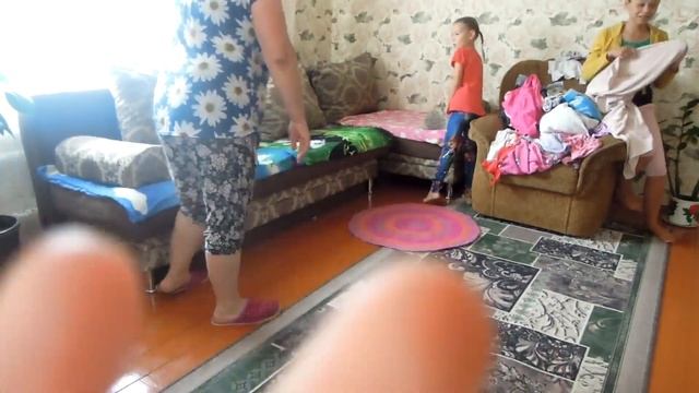 Заплетаю девочек.\Вместе прибираемся.\Наморозила зелени на зиму. смотреть онлайн