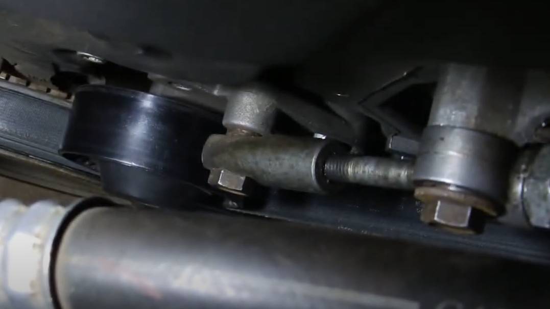 Почему ЛОМАЕТСЯ (ОБРЫВАЕТ) БОЛТ на кронштейне натяжителя ролика, как открутить шкив.Гранта.