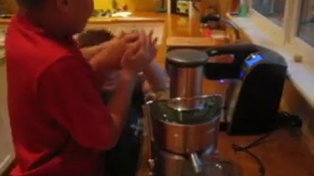Charlie & Cooper. Super Juicers. смотреть онлайн