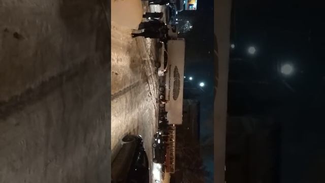 Саратов,люди толпой толкают и поворачиваюь фуру, угол 3 гор.больницы смотреть онлайн