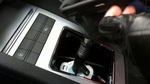 Octavia A7 снятие кожуха рычага МКПП