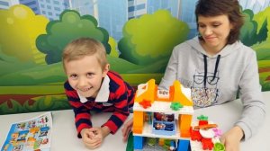 Даник и Мама играют в Лего набор - Семейный Дом. Развивающий конструктор для детей Lego Duplo 10835